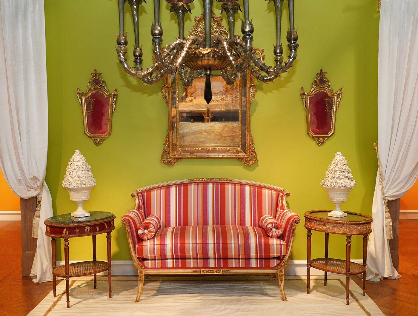 French empire sofa, restoration table, restoration cabinet table, venetian mirror, Murano chandeliere | P.& G. Cugini Lanzani