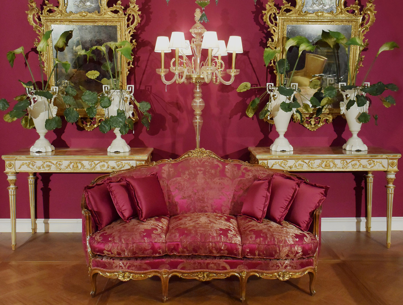 French louis XV corbeille sofa, Italian Empire consolle, Venetian mirror, Murano floor lamp | P.& G. Cugini Lanzani